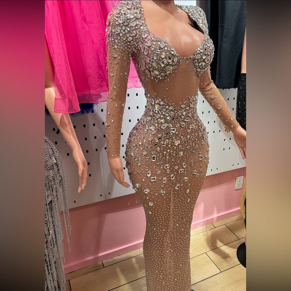 BRAND NEW NEVER WORN GOWN PERFECT FOR BIRTHDAY OR SPECIAL OCCASIONS - Picture 1 of 2